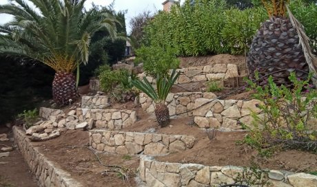 Création et réalisation d'un mur en pierres bâti de Bandol pour une maison individuelle au golf de Sainte Maxime 