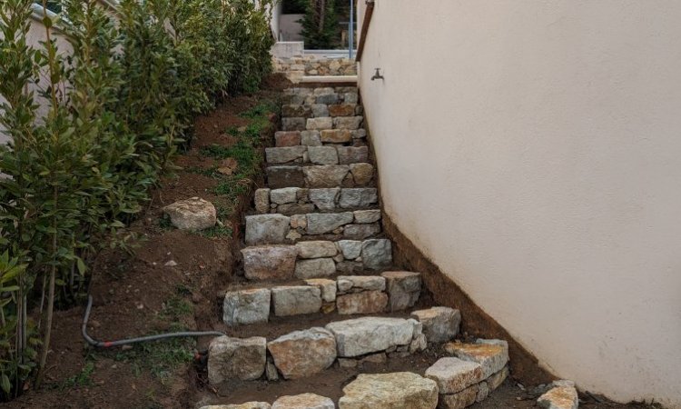 JM Paysage à réaliser la création d'un escalier en pierre naturelle