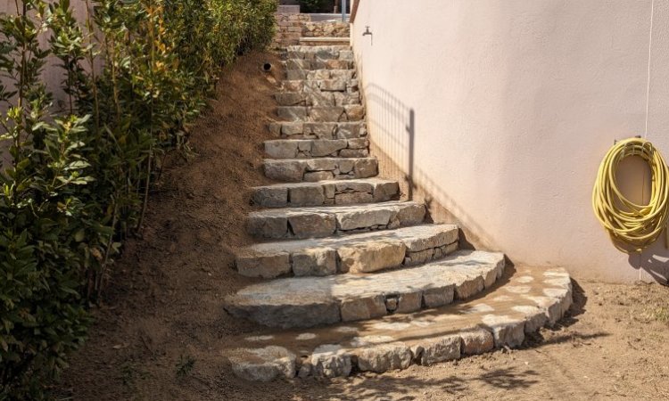 JM Paysage à réaliser la création d'un escalier en pierre naturelle
